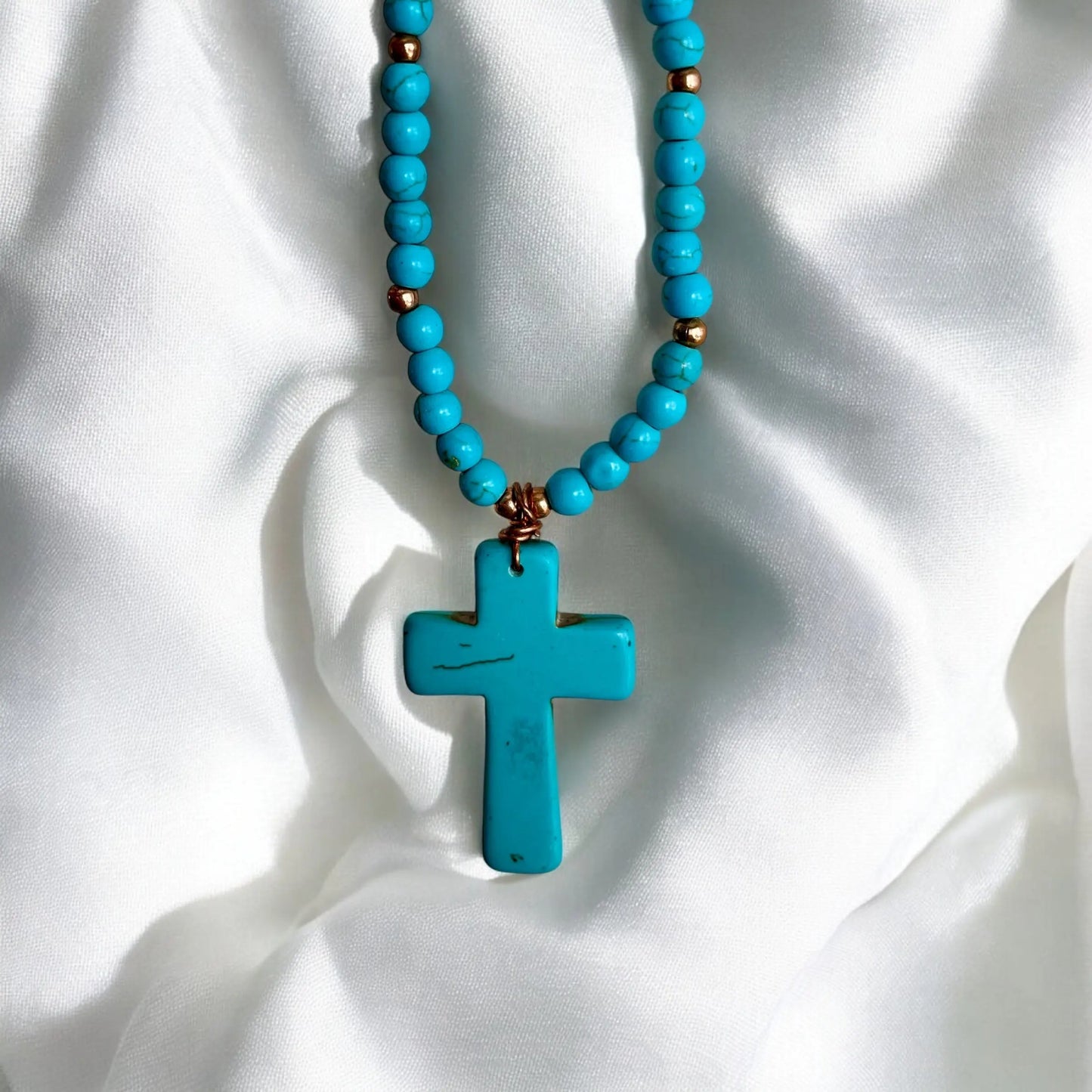 Pendentif croix et collier en turquoise