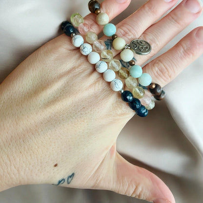 Mala bracelets (3) made of wood and howlite