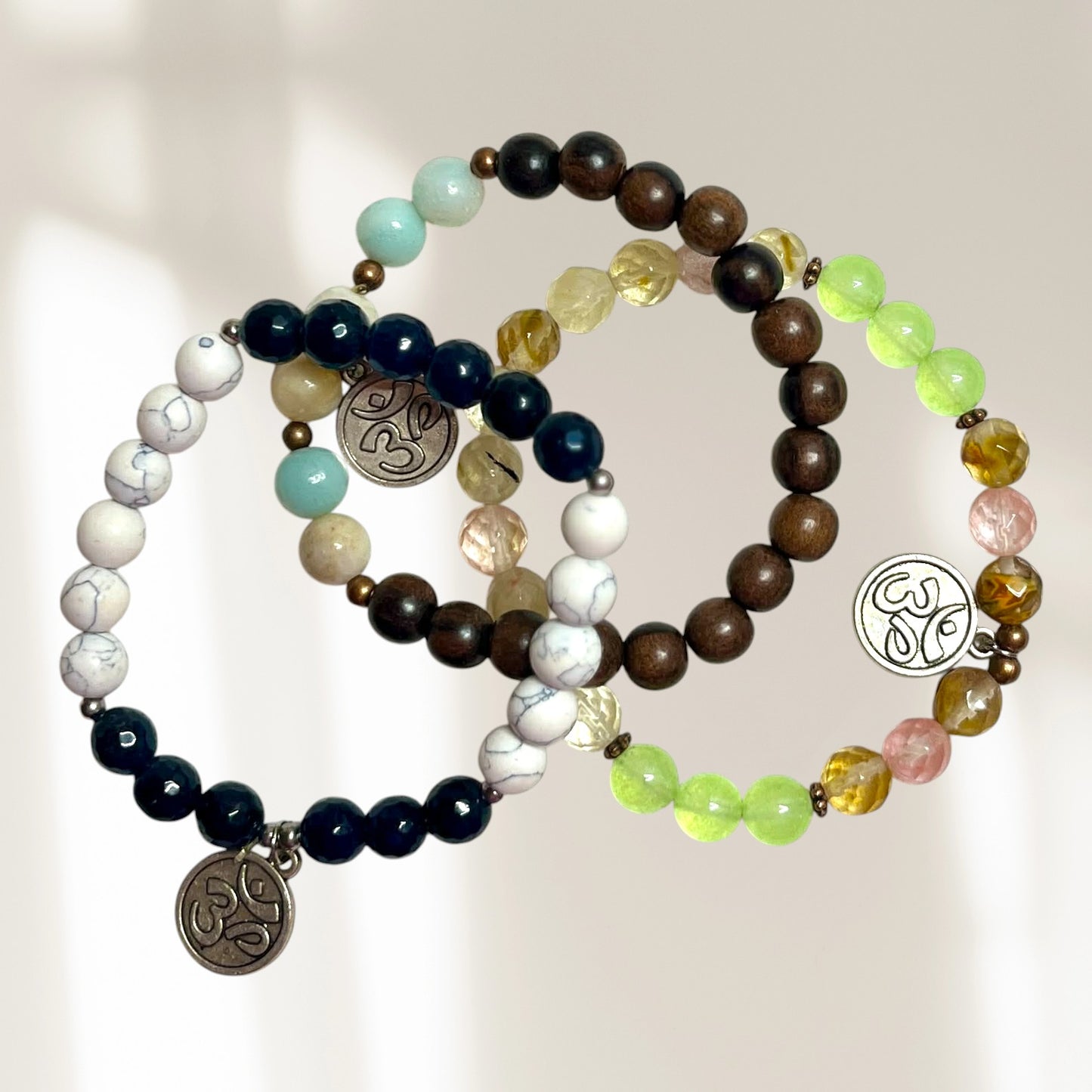 Mala bracelets (3) made of wood and howlite